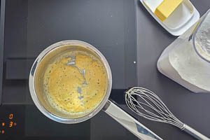 Butter im Topf zerlassen und Mehl hinzugeben
