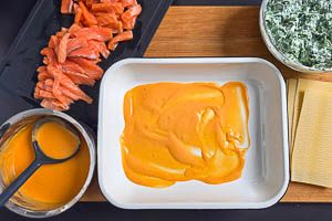 Lasagne schichten und mit der Soße beginnen