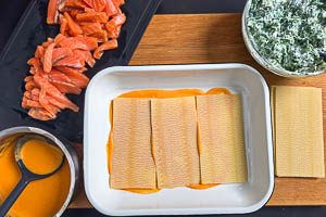 Lasagneplatten in die Auflaufform legen