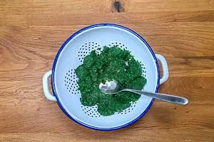 TK-Spinat auftauen und entwässern