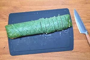 Lachsrolle nach dem Kühlen in Scheiben schneiden