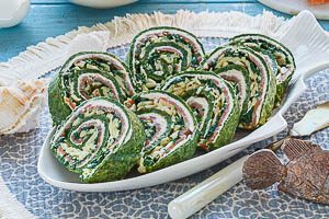 Aufgeschnittene Lachsrolle frisch servieren