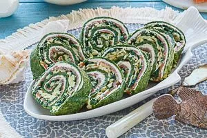 Aufgeschnittene Lachsrolle frisch servieren