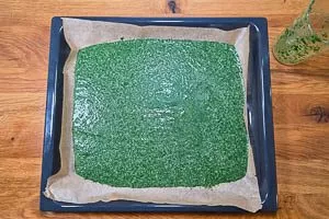 Gemixte Spinat-Ei-Mischung auf einem Backblech verteilen und kurz backen