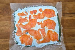 Räucherlachs auf der Frischkäse-Schicht verteilen