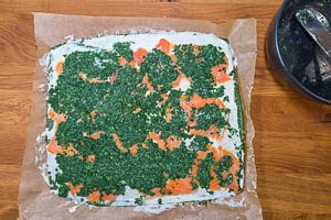Restlichen Spinat auf dem Räcuherlachs verteilen