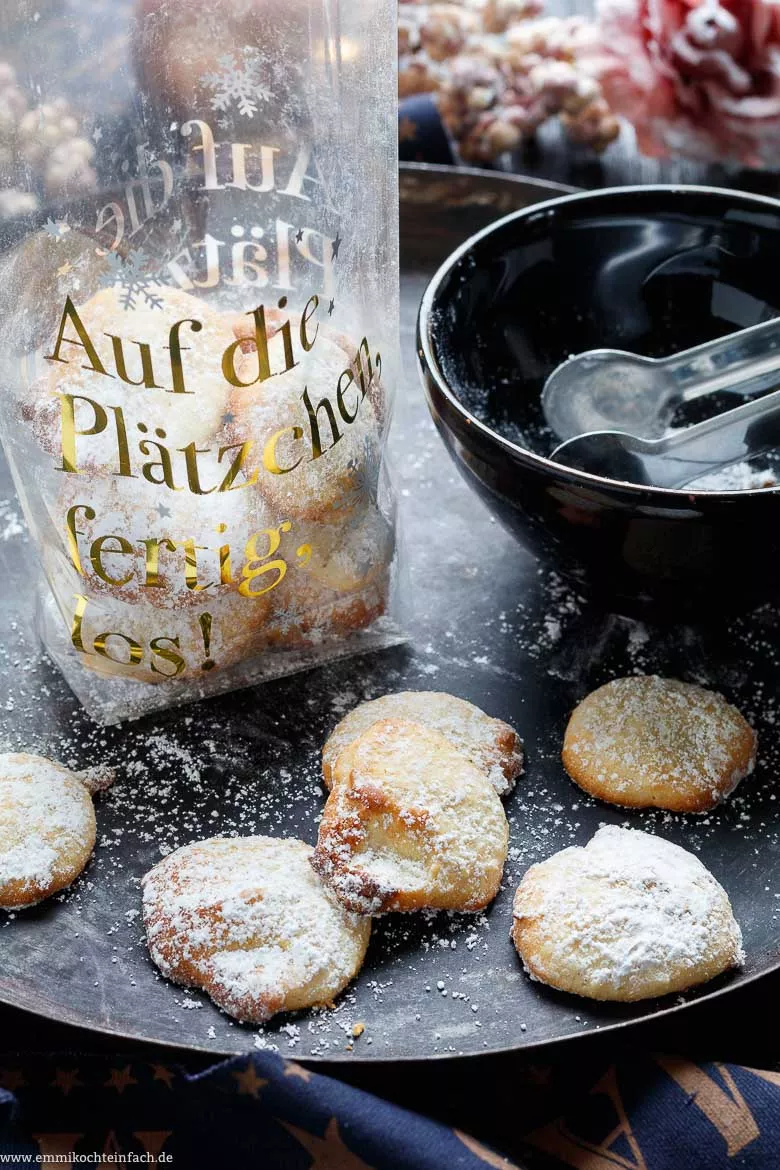 Mandel-Frischkäse-Plätzchen servieren oder verschenken