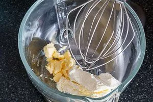 Frischkäse mit Butter geschmeidig rühren