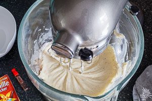 Zucker, Vanillezucker und Bittermandelaroma unterrühren