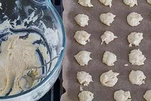 Backbleche mit Backpapier auslegen und Teig-Häufchen darauf portionieren