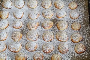 Plätzchen noch heiß mit Puderzucker bestäuben