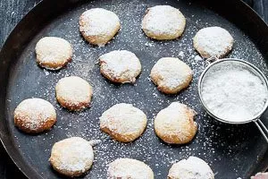 Mandelplätzchen frisch servieren oder in einer Dose aufbewahren