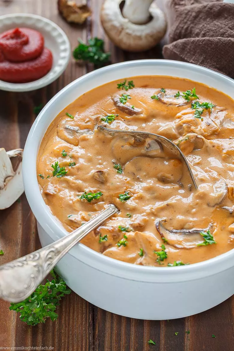Rahmso&szlig;e mit Champignons, Steinpilzen und Shiitake