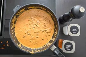Pilzrahmso&szlig;e mit Gew&uuml;rzen wie Salz, Pfeffer und Cayennepfeffer abschmecken