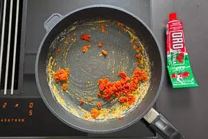 Tomatenmark zur Mehlschwitze geben