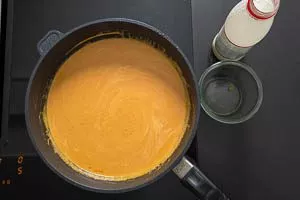 Mehlschwitze und Tomatenmark mit Sahne und Pilzsud abl&ouml;schen