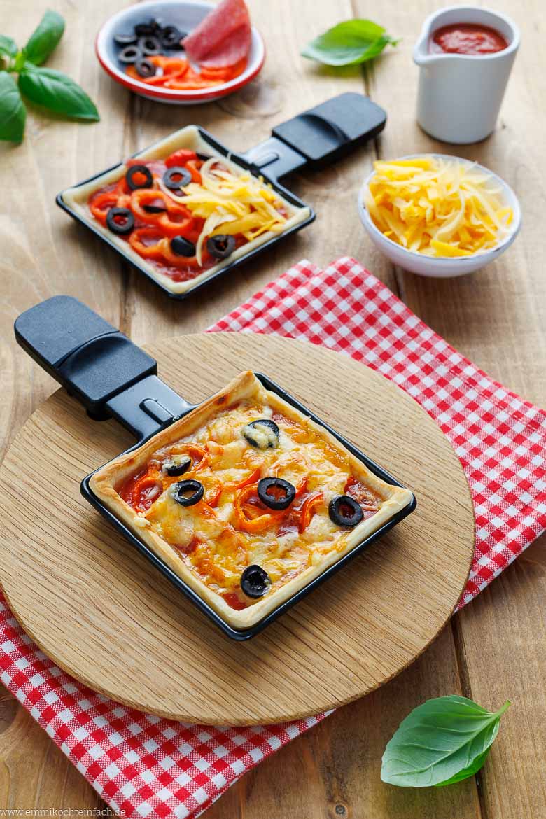 Pizza-Raclette mit Salami, Paprika und Oliven