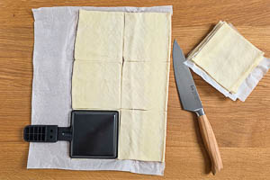 Pizzateig in Stücke schneiden und dann stapeln und im Kühlschrank aufbewahren.