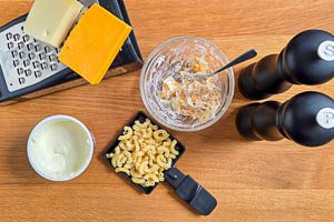 Nudeln mit Käse und Schmand vermengen.