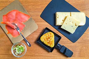 Rösti anbraten und ins Pfännchen geben und belegen.