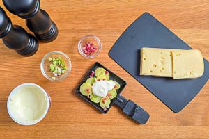 Kartoffeln schneiden, mit Belag belegen und unter den Grill geben.