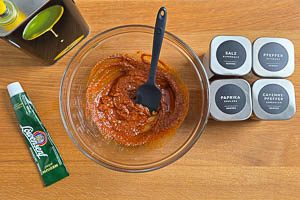 Gewürzpaste für das Fleisch herstellen.