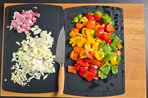 Gemüse, Zwiebeln und Speck klein schnippeln.