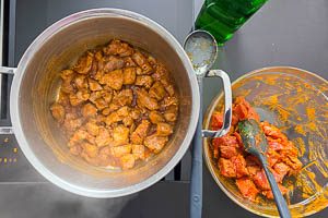 Erste Hälfte des Fleischs anbraten.