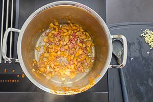 Zwiebeln und Speck anbraten.