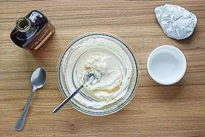 Mascarpone mit Amaretto verrühren