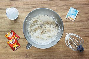 Sahne mit Vanillezucker aufschlagen