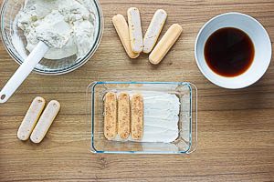 Mascarponecreme und Löffelbiskuit mit Kaffee schichten