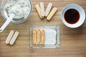 Mascarponecreme und Löffelbiskuit mit Kaffee schichten