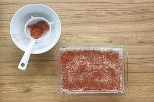 Mit Kakao das Tiramisu ohne Ei bestreuen