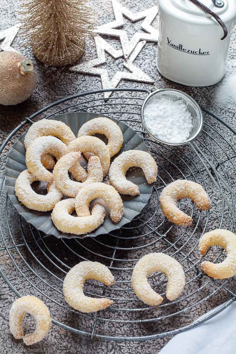 Halbmondförmige Mürbeteigplätzchen mit Vanillearoma