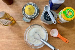 Dressing-Zutaten für den Waldorf-Salat verrühren