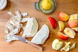 Knollensellerie und Äpfel waschen und jeweils schälen oder entkernen