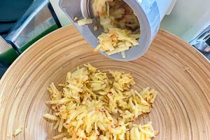 Äpfel und Sellerie raspeln