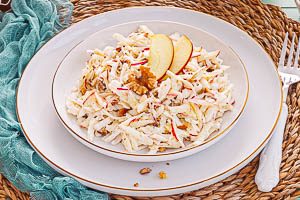 Waldorfsalat mit Walnüssen servieren