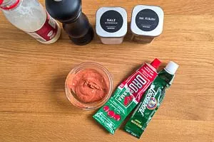 Tomatenmark, Sahne, Senf, italienische Kräuter, Salz und Pfeffer verrühren