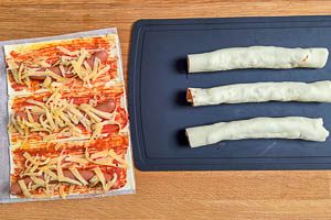 Blätterteig um die Würstchen wickeln