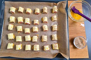 Mit Ei bestreichen und Sesam darauf verteilen