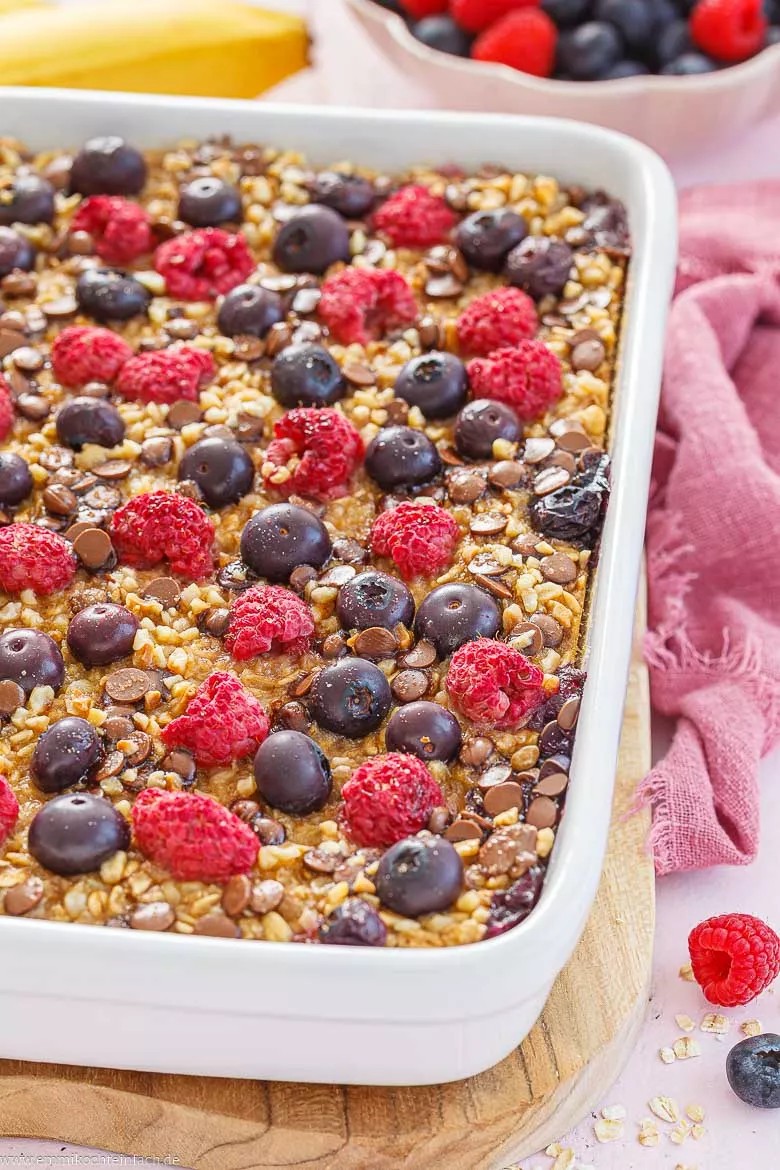 Baked Oats mit Blaubeeren und Himbeeren