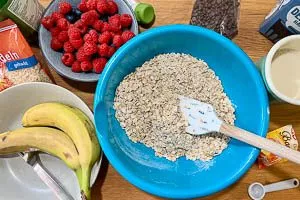 Haferflocken mit Backpulver und Salz mischen