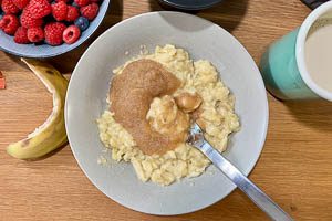Bananen mit einer Gabel zerdrücken und mit Apfelmark vermengen