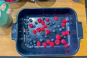 Ein paar Beeren auf dem Boden der Auflaufform verteilen