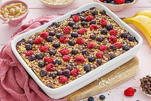 Baked Oats mit Beeren servieren und nach Belieben verfeinern