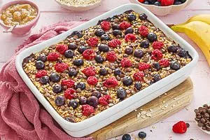 Baked Oats mit Beeren servieren und nach Belieben verfeinern