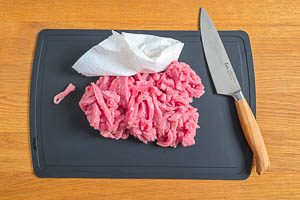 Kalbsfleisch waschen, trocknen und in Streifen schneiden