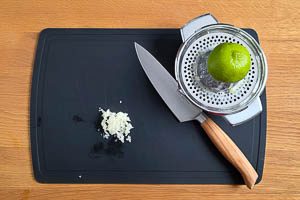 Knoblauch fein hacken und Limette auspressen